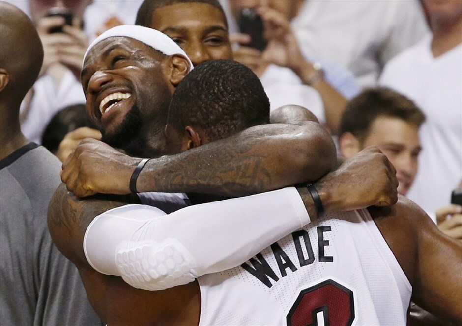 NBA: Πρωτάθλημα στους Μαϊάμι Χιτ #9. Για δεύτερη φορά στην ιστορία του το Μαϊάμι κατάκτησε το πρωτάθλημα στο ΝΒΑ, νικώντας στον 5ο τελικό την Οκλαχόμα με 121-106, πολύ πιο εύκολα από ό,τι φανταζόταν. Οι εκπρόσωποι της Φλόριντα έφτασαν στον δεύτερο παγκόσμιο τίτλο τους, μετά το 2006 ενώ πέρυσι είχαν ηττηθεί από το Ντάλας του Ντιρκ Νοβίτσκι. Για τους Τζέιμς, Κρις Μπος, Τζουάν Χάουαρντ ήταν το πρώτο δαχτυλίδι στην καριέρα τους. Ο ΛεΜπρόν αναδείχθηκε MVP των εφετινών πλέι οφ και έγινε ο έβδομος παίκτης, ο οποίος «έγραψε» παραπάνω από ένα triple-double (26 π., 13 ασ., 11 ρ.) σε τελική σειρά πλέι οφ. Κορυφαίος της Οκλαχόμα φέτος ήταν ο Κέβιν Ντουράντ.