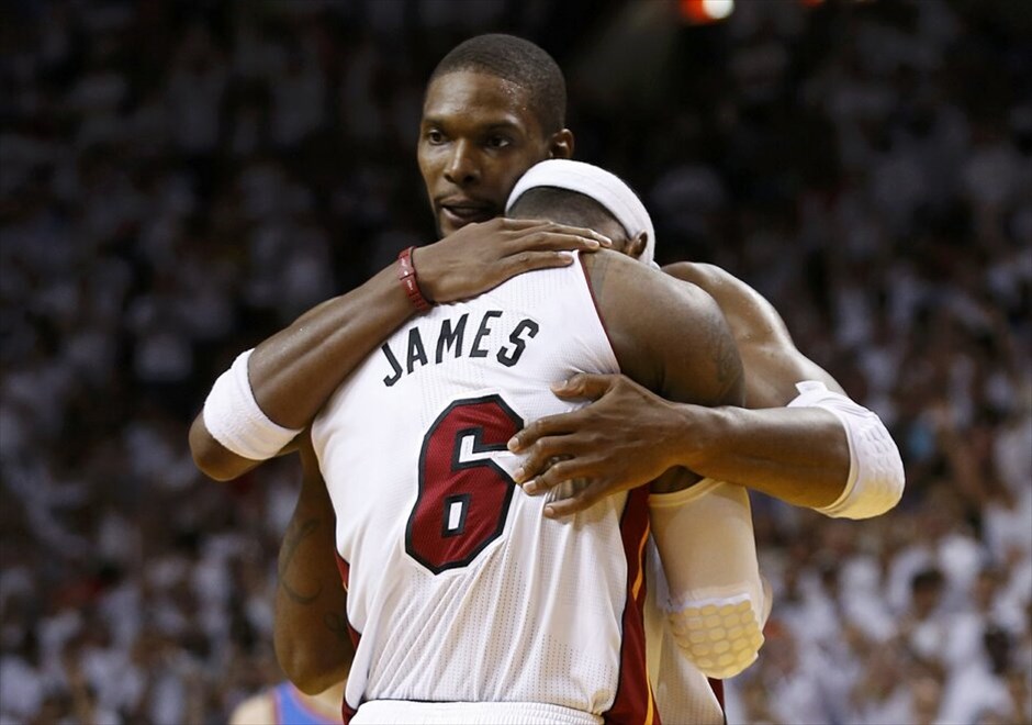 NBA: Πρωτάθλημα στους Μαϊάμι Χιτ #10. Για δεύτερη φορά στην ιστορία του το Μαϊάμι κατάκτησε το πρωτάθλημα στο ΝΒΑ, νικώντας στον 5ο τελικό την Οκλαχόμα με 121-106, πολύ πιο εύκολα από ό,τι φανταζόταν. Οι εκπρόσωποι της Φλόριντα έφτασαν στον δεύτερο παγκόσμιο τίτλο τους, μετά το 2006 ενώ πέρυσι είχαν ηττηθεί από το Ντάλας του Ντιρκ Νοβίτσκι. Για τους Τζέιμς, Κρις Μπος, Τζουάν Χάουαρντ ήταν το πρώτο δαχτυλίδι στην καριέρα τους. Ο ΛεΜπρόν αναδείχθηκε MVP των εφετινών πλέι οφ και έγινε ο έβδομος παίκτης, ο οποίος «έγραψε» παραπάνω από ένα triple-double (26 π., 13 ασ., 11 ρ.) σε τελική σειρά πλέι οφ. Κορυφαίος της Οκλαχόμα φέτος ήταν ο Κέβιν Ντουράντ.
