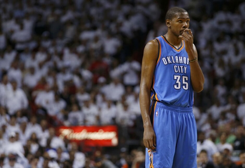 NBA: Πρωτάθλημα στους Μαϊάμι Χιτ #12. Για δεύτερη φορά στην ιστορία του το Μαϊάμι κατάκτησε το πρωτάθλημα στο ΝΒΑ, νικώντας στον 5ο τελικό την Οκλαχόμα με 121-106, πολύ πιο εύκολα από ό,τι φανταζόταν. Οι εκπρόσωποι της Φλόριντα έφτασαν στον δεύτερο παγκόσμιο τίτλο τους, μετά το 2006 ενώ πέρυσι είχαν ηττηθεί από το Ντάλας του Ντιρκ Νοβίτσκι. Για τους Τζέιμς, Κρις Μπος, Τζουάν Χάουαρντ ήταν το πρώτο δαχτυλίδι στην καριέρα τους. Ο ΛεΜπρόν αναδείχθηκε MVP των εφετινών πλέι οφ και έγινε ο έβδομος παίκτης, ο οποίος «έγραψε» παραπάνω από ένα triple-double (26 π., 13 ασ., 11 ρ.) σε τελική σειρά πλέι οφ. Κορυφαίος της Οκλαχόμα φέτος ήταν ο Κέβιν Ντουράντ.