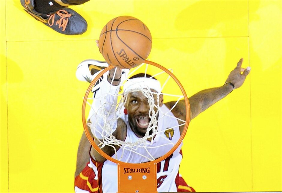 NBA: Πρωτάθλημα στους Μαϊάμι Χιτ #16. Για δεύτερη φορά στην ιστορία του το Μαϊάμι κατάκτησε το πρωτάθλημα στο ΝΒΑ, νικώντας στον 5ο τελικό την Οκλαχόμα με 121-106, πολύ πιο εύκολα από ό,τι φανταζόταν. Οι εκπρόσωποι της Φλόριντα έφτασαν στον δεύτερο παγκόσμιο τίτλο τους, μετά το 2006 ενώ πέρυσι είχαν ηττηθεί από το Ντάλας του Ντιρκ Νοβίτσκι. Για τους Τζέιμς, Κρις Μπος, Τζουάν Χάουαρντ ήταν το πρώτο δαχτυλίδι στην καριέρα τους. Ο ΛεΜπρόν αναδείχθηκε MVP των εφετινών πλέι οφ και έγινε ο έβδομος παίκτης, ο οποίος «έγραψε» παραπάνω από ένα triple-double (26 π., 13 ασ., 11 ρ.) σε τελική σειρά πλέι οφ. Κορυφαίος της Οκλαχόμα φέτος ήταν ο Κέβιν Ντουράντ.
