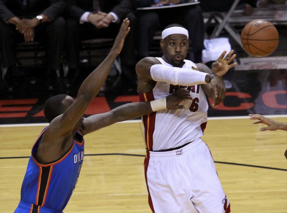 NBA: Πρωτάθλημα στους Μαϊάμι Χιτ #18. Για δεύτερη φορά στην ιστορία του το Μαϊάμι κατάκτησε το πρωτάθλημα στο ΝΒΑ, νικώντας στον 5ο τελικό την Οκλαχόμα με 121-106, πολύ πιο εύκολα από ό,τι φανταζόταν. Οι εκπρόσωποι της Φλόριντα έφτασαν στον δεύτερο παγκόσμιο τίτλο τους, μετά το 2006 ενώ πέρυσι είχαν ηττηθεί από το Ντάλας του Ντιρκ Νοβίτσκι. Για τους Τζέιμς, Κρις Μπος, Τζουάν Χάουαρντ ήταν το πρώτο δαχτυλίδι στην καριέρα τους. Ο ΛεΜπρόν αναδείχθηκε MVP των εφετινών πλέι οφ και έγινε ο έβδομος παίκτης, ο οποίος «έγραψε» παραπάνω από ένα triple-double (26 π., 13 ασ., 11 ρ.) σε τελική σειρά πλέι οφ. Κορυφαίος της Οκλαχόμα φέτος ήταν ο Κέβιν Ντουράντ.