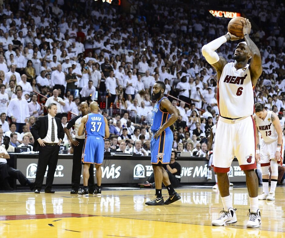NBA: Πρωτάθλημα στους Μαϊάμι Χιτ #20. Για δεύτερη φορά στην ιστορία του το Μαϊάμι κατάκτησε το πρωτάθλημα στο ΝΒΑ, νικώντας στον 5ο τελικό την Οκλαχόμα με 121-106, πολύ πιο εύκολα από ό,τι φανταζόταν. Οι εκπρόσωποι της Φλόριντα έφτασαν στον δεύτερο παγκόσμιο τίτλο τους, μετά το 2006 ενώ πέρυσι είχαν ηττηθεί από το Ντάλας του Ντιρκ Νοβίτσκι. Για τους Τζέιμς, Κρις Μπος, Τζουάν Χάουαρντ ήταν το πρώτο δαχτυλίδι στην καριέρα τους. Ο ΛεΜπρόν αναδείχθηκε MVP των εφετινών πλέι οφ και έγινε ο έβδομος παίκτης, ο οποίος «έγραψε» παραπάνω από ένα triple-double (26 π., 13 ασ., 11 ρ.) σε τελική σειρά πλέι οφ. Κορυφαίος της Οκλαχόμα φέτος ήταν ο Κέβιν Ντουράντ.