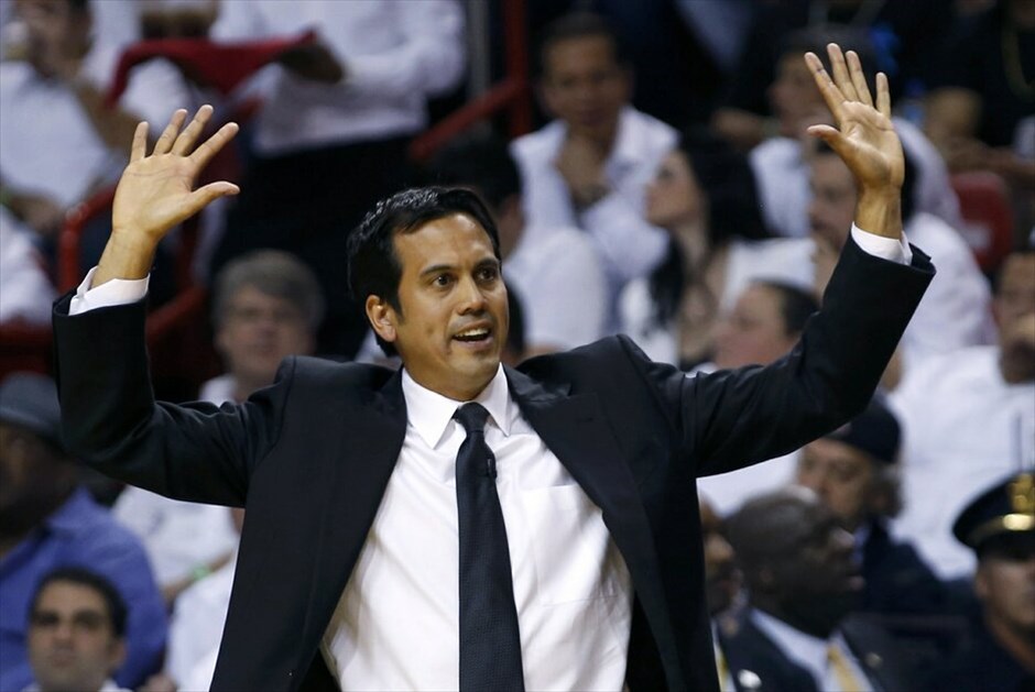 NBA: Πρωτάθλημα στους Μαϊάμι Χιτ #26. Για δεύτερη φορά στην ιστορία του το Μαϊάμι κατάκτησε το πρωτάθλημα στο ΝΒΑ, νικώντας στον 5ο τελικό την Οκλαχόμα με 121-106, πολύ πιο εύκολα από ό,τι φανταζόταν. Οι εκπρόσωποι της Φλόριντα έφτασαν στον δεύτερο παγκόσμιο τίτλο τους, μετά το 2006 ενώ πέρυσι είχαν ηττηθεί από το Ντάλας του Ντιρκ Νοβίτσκι. Για τους Τζέιμς, Κρις Μπος, Τζουάν Χάουαρντ ήταν το πρώτο δαχτυλίδι στην καριέρα τους. Ο ΛεΜπρόν αναδείχθηκε MVP των εφετινών πλέι οφ και έγινε ο έβδομος παίκτης, ο οποίος «έγραψε» παραπάνω από ένα triple-double (26 π., 13 ασ., 11 ρ.) σε τελική σειρά πλέι οφ. Κορυφαίος της Οκλαχόμα φέτος ήταν ο Κέβιν Ντουράντ.