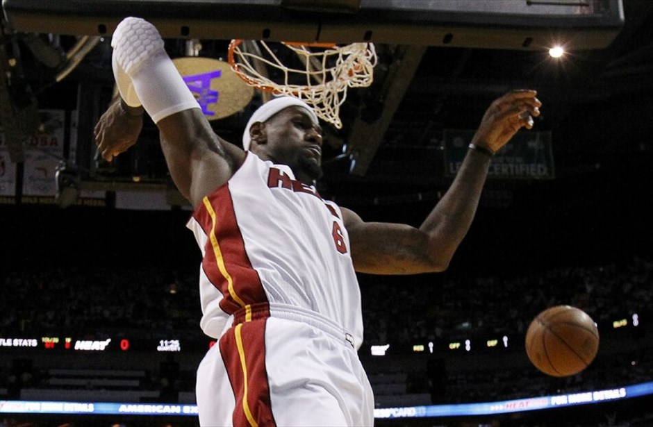 NBA: Πρωτάθλημα στους Μαϊάμι Χιτ #27. Για δεύτερη φορά στην ιστορία του το Μαϊάμι κατάκτησε το πρωτάθλημα στο ΝΒΑ, νικώντας στον 5ο τελικό την Οκλαχόμα με 121-106, πολύ πιο εύκολα από ό,τι φανταζόταν. Οι εκπρόσωποι της Φλόριντα έφτασαν στον δεύτερο παγκόσμιο τίτλο τους, μετά το 2006 ενώ πέρυσι είχαν ηττηθεί από το Ντάλας του Ντιρκ Νοβίτσκι. Για τους Τζέιμς, Κρις Μπος, Τζουάν Χάουαρντ ήταν το πρώτο δαχτυλίδι στην καριέρα τους. Ο ΛεΜπρόν αναδείχθηκε MVP των εφετινών πλέι οφ και έγινε ο έβδομος παίκτης, ο οποίος «έγραψε» παραπάνω από ένα triple-double (26 π., 13 ασ., 11 ρ.) σε τελική σειρά πλέι οφ. Κορυφαίος της Οκλαχόμα φέτος ήταν ο Κέβιν Ντουράντ.
