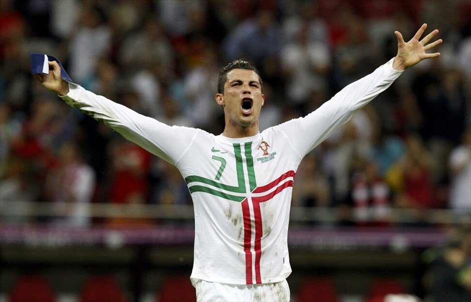 Euro 2012 - Πορτογαλία - Tσεχία (1-0) #8. Η Πορτογαλία είναι η πρώτη ομάδα που εξασφάλισε την είσοδό της στα ημιτελικά του Euro 2012. Με τον Κριστιάνο Ρονάλντο να την οδηγεί μαεστρικά, η ομάδα του Πάουλο Μπέντο νίκησε 1-0 την Τσεχία στο εθνικό στάδιο της Βαρσοβίας, στον πρώτο προημιτελικό της διοργάνωσης. Το γκολ του σούπερ σταρ των Ιβήρων στο 79ο λεπτό έστειλε την Πορτογαλία στην ημιτελική φάση, όπου θα αντιμετωπίσει το νικητή του τρίτου χρονικά προημιτελικού, ανάμεσα στη Γαλλία και την Ισπανία το Σάββατο.
