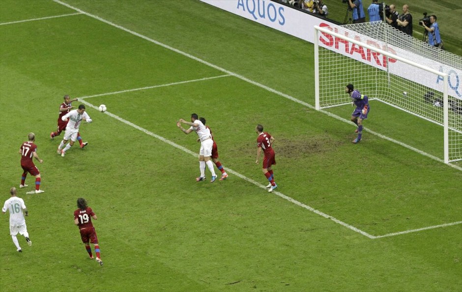 Euro 2012 - Πορτογαλία - Tσεχία (1-0) #16. Η Πορτογαλία είναι η πρώτη ομάδα που εξασφάλισε την είσοδό της στα ημιτελικά του Euro 2012. Με τον Κριστιάνο Ρονάλντο να την οδηγεί μαεστρικά, η ομάδα του Πάουλο Μπέντο νίκησε 1-0 την Τσεχία στο εθνικό στάδιο της Βαρσοβίας, στον πρώτο προημιτελικό της διοργάνωσης. Το γκολ του σούπερ σταρ των Ιβήρων στο 79ο λεπτό έστειλε την Πορτογαλία στην ημιτελική φάση, όπου θα αντιμετωπίσει το νικητή του τρίτου χρονικά προημιτελικού, ανάμεσα στη Γαλλία και την Ισπανία το Σάββατο.