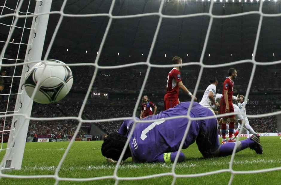 Euro 2012 - Πορτογαλία - Tσεχία (1-0) #18. Η Πορτογαλία είναι η πρώτη ομάδα που εξασφάλισε την είσοδό της στα ημιτελικά του Euro 2012. Με τον Κριστιάνο Ρονάλντο να την οδηγεί μαεστρικά, η ομάδα του Πάουλο Μπέντο νίκησε 1-0 την Τσεχία στο εθνικό στάδιο της Βαρσοβίας, στον πρώτο προημιτελικό της διοργάνωσης. Το γκολ του σούπερ σταρ των Ιβήρων στο 79ο λεπτό έστειλε την Πορτογαλία στην ημιτελική φάση, όπου θα αντιμετωπίσει το νικητή του τρίτου χρονικά προημιτελικού, ανάμεσα στη Γαλλία και την Ισπανία το Σάββατο.
