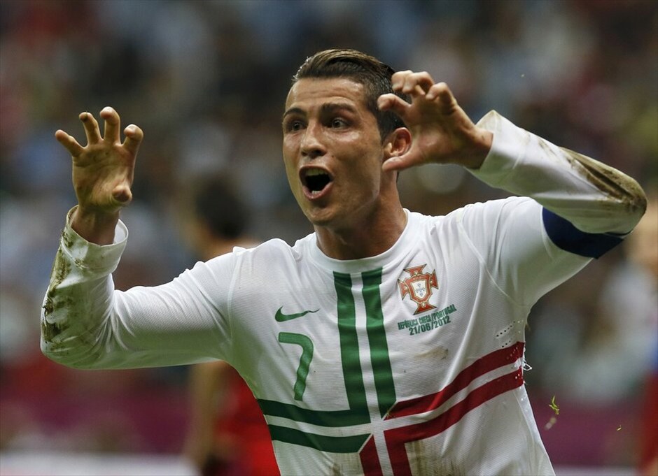 Euro 2012 - Πορτογαλία - Tσεχία (1-0) #20. Η Πορτογαλία είναι η πρώτη ομάδα που εξασφάλισε την είσοδό της στα ημιτελικά του Euro 2012. Με τον Κριστιάνο Ρονάλντο να την οδηγεί μαεστρικά, η ομάδα του Πάουλο Μπέντο νίκησε 1-0 την Τσεχία στο εθνικό στάδιο της Βαρσοβίας, στον πρώτο προημιτελικό της διοργάνωσης. Το γκολ του σούπερ σταρ των Ιβήρων στο 79ο λεπτό έστειλε την Πορτογαλία στην ημιτελική φάση, όπου θα αντιμετωπίσει το νικητή του τρίτου χρονικά προημιτελικού, ανάμεσα στη Γαλλία και την Ισπανία το Σάββατο.