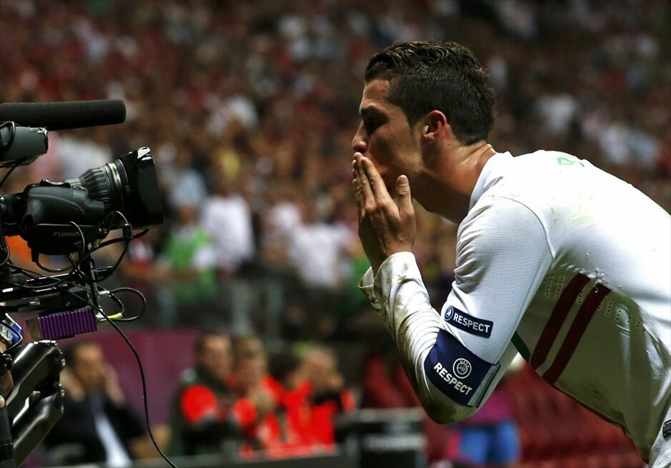 Euro 2012 - Πορτογαλία - Tσεχία (1-0) #21. Η Πορτογαλία είναι η πρώτη ομάδα που εξασφάλισε την είσοδό της στα ημιτελικά του Euro 2012. Με τον Κριστιάνο Ρονάλντο να την οδηγεί μαεστρικά, η ομάδα του Πάουλο Μπέντο νίκησε 1-0 την Τσεχία στο εθνικό στάδιο της Βαρσοβίας, στον πρώτο προημιτελικό της διοργάνωσης. Το γκολ του σούπερ σταρ των Ιβήρων στο 79ο λεπτό έστειλε την Πορτογαλία στην ημιτελική φάση, όπου θα αντιμετωπίσει το νικητή του τρίτου χρονικά προημιτελικού, ανάμεσα στη Γαλλία και την Ισπανία το Σάββατο.