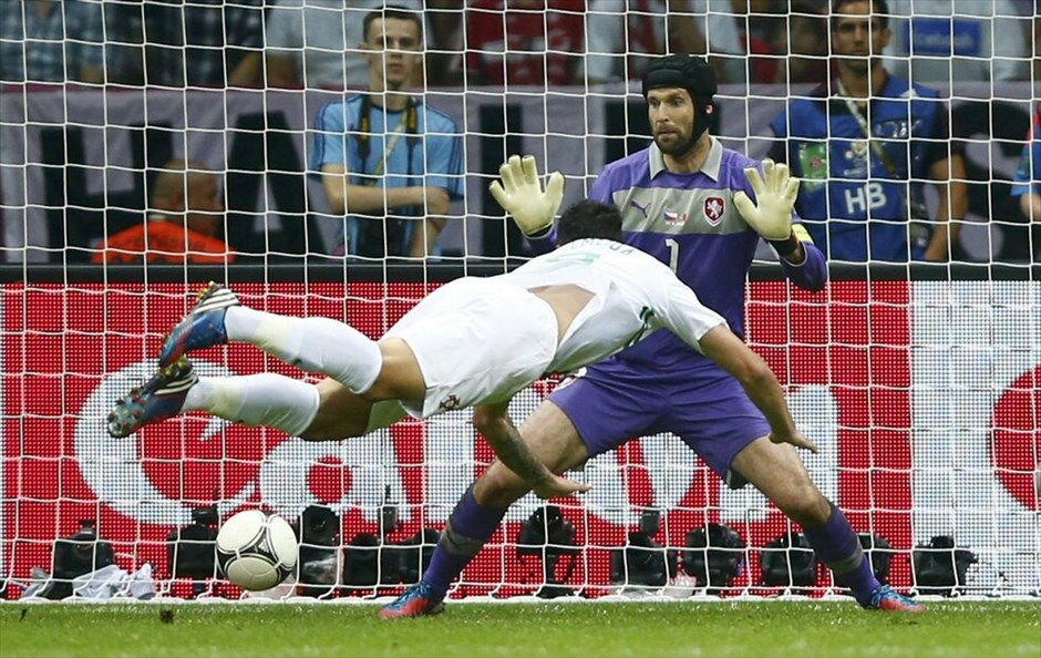 Euro 2012 - Πορτογαλία - Tσεχία (1-0) #29. Η Πορτογαλία είναι η πρώτη ομάδα που εξασφάλισε την είσοδό της στα ημιτελικά του Euro 2012. Με τον Κριστιάνο Ρονάλντο να την οδηγεί μαεστρικά, η ομάδα του Πάουλο Μπέντο νίκησε 1-0 την Τσεχία στο εθνικό στάδιο της Βαρσοβίας, στον πρώτο προημιτελικό της διοργάνωσης. Το γκολ του σούπερ σταρ των Ιβήρων στο 79ο λεπτό έστειλε την Πορτογαλία στην ημιτελική φάση, όπου θα αντιμετωπίσει το νικητή του τρίτου χρονικά προημιτελικού, ανάμεσα στη Γαλλία και την Ισπανία το Σάββατο.