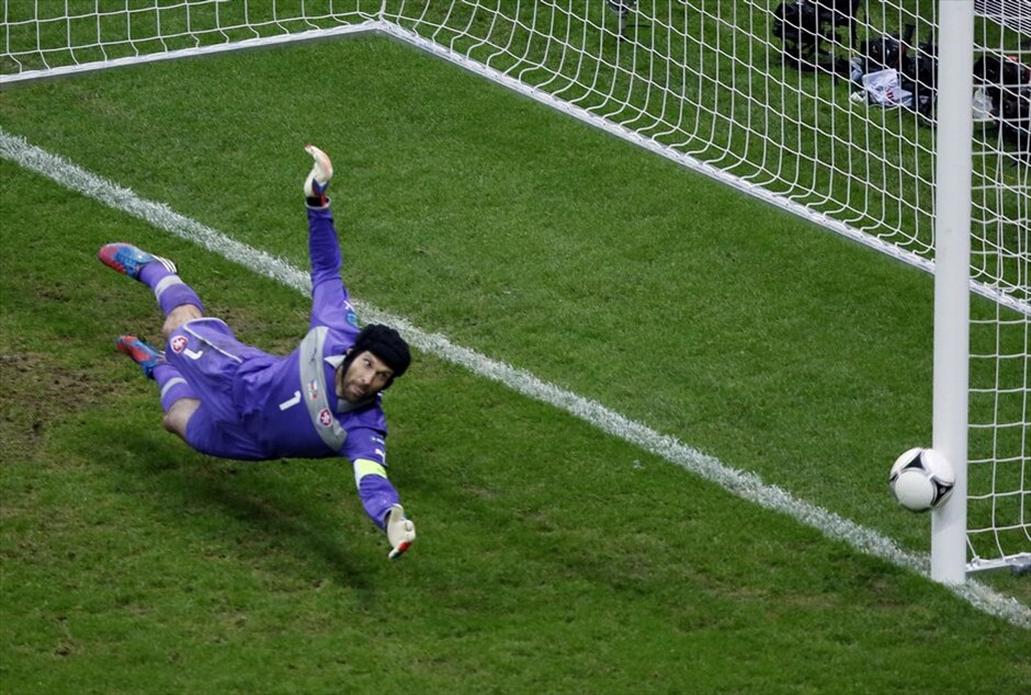 Euro 2012 - Πορτογαλία - Tσεχία (1-0) #30. Η Πορτογαλία είναι η πρώτη ομάδα που εξασφάλισε την είσοδό της στα ημιτελικά του Euro 2012. Με τον Κριστιάνο Ρονάλντο να την οδηγεί μαεστρικά, η ομάδα του Πάουλο Μπέντο νίκησε 1-0 την Τσεχία στο εθνικό στάδιο της Βαρσοβίας, στον πρώτο προημιτελικό της διοργάνωσης. Το γκολ του σούπερ σταρ των Ιβήρων στο 79ο λεπτό έστειλε την Πορτογαλία στην ημιτελική φάση, όπου θα αντιμετωπίσει το νικητή του τρίτου χρονικά προημιτελικού, ανάμεσα στη Γαλλία και την Ισπανία το Σάββατο.
