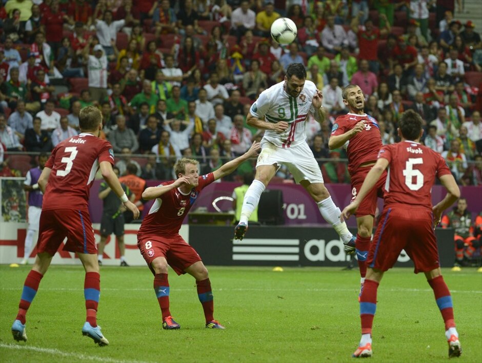 Euro 2012 - Πορτογαλία - Tσεχία (1-0) #34. Η Πορτογαλία είναι η πρώτη ομάδα που εξασφάλισε την είσοδό της στα ημιτελικά του Euro 2012. Με τον Κριστιάνο Ρονάλντο να την οδηγεί μαεστρικά, η ομάδα του Πάουλο Μπέντο νίκησε 1-0 την Τσεχία στο εθνικό στάδιο της Βαρσοβίας, στον πρώτο προημιτελικό της διοργάνωσης. Το γκολ του σούπερ σταρ των Ιβήρων στο 79ο λεπτό έστειλε την Πορτογαλία στην ημιτελική φάση, όπου θα αντιμετωπίσει το νικητή του τρίτου χρονικά προημιτελικού, ανάμεσα στη Γαλλία και την Ισπανία το Σάββατο.