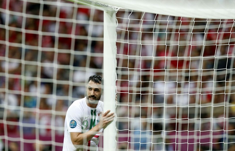 Euro 2012 - Πορτογαλία - Tσεχία (1-0) #35. Η Πορτογαλία είναι η πρώτη ομάδα που εξασφάλισε την είσοδό της στα ημιτελικά του Euro 2012. Με τον Κριστιάνο Ρονάλντο να την οδηγεί μαεστρικά, η ομάδα του Πάουλο Μπέντο νίκησε 1-0 την Τσεχία στο εθνικό στάδιο της Βαρσοβίας, στον πρώτο προημιτελικό της διοργάνωσης. Το γκολ του σούπερ σταρ των Ιβήρων στο 79ο λεπτό έστειλε την Πορτογαλία στην ημιτελική φάση, όπου θα αντιμετωπίσει το νικητή του τρίτου χρονικά προημιτελικού, ανάμεσα στη Γαλλία και την Ισπανία το Σάββατο.