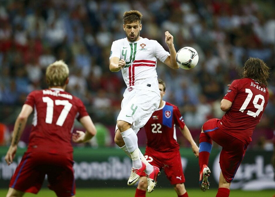 Euro 2012 - Πορτογαλία - Tσεχία (1-0) #38. Η Πορτογαλία είναι η πρώτη ομάδα που εξασφάλισε την είσοδό της στα ημιτελικά του Euro 2012. Με τον Κριστιάνο Ρονάλντο να την οδηγεί μαεστρικά, η ομάδα του Πάουλο Μπέντο νίκησε 1-0 την Τσεχία στο εθνικό στάδιο της Βαρσοβίας, στον πρώτο προημιτελικό της διοργάνωσης. Το γκολ του σούπερ σταρ των Ιβήρων στο 79ο λεπτό έστειλε την Πορτογαλία στην ημιτελική φάση, όπου θα αντιμετωπίσει το νικητή του τρίτου χρονικά προημιτελικού, ανάμεσα στη Γαλλία και την Ισπανία το Σάββατο.