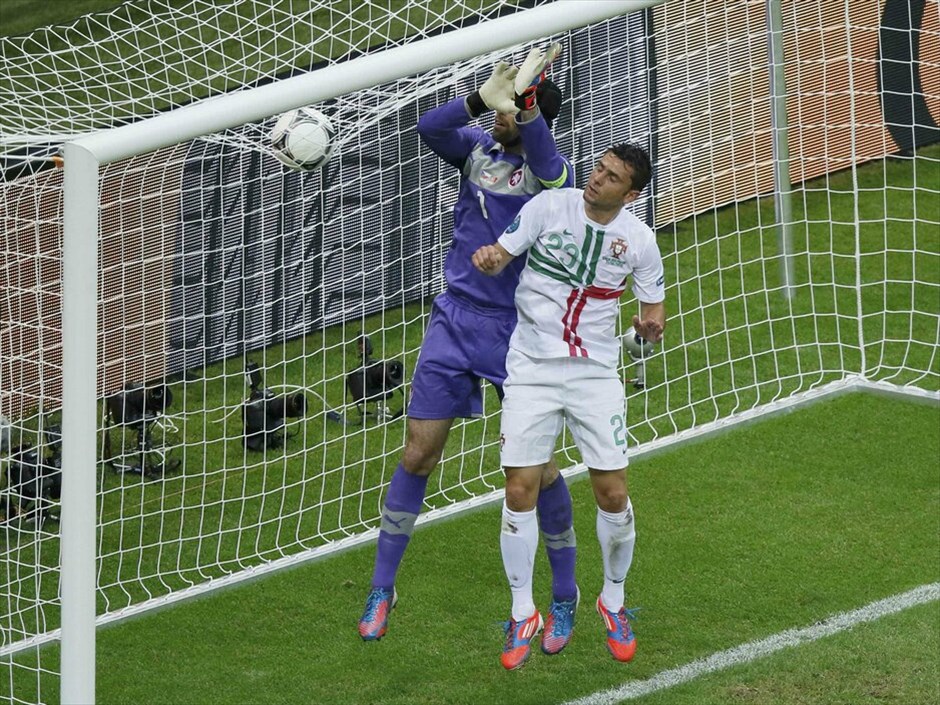 Euro 2012 - Πορτογαλία - Tσεχία (1-0) #39. Η Πορτογαλία είναι η πρώτη ομάδα που εξασφάλισε την είσοδό της στα ημιτελικά του Euro 2012. Με τον Κριστιάνο Ρονάλντο να την οδηγεί μαεστρικά, η ομάδα του Πάουλο Μπέντο νίκησε 1-0 την Τσεχία στο εθνικό στάδιο της Βαρσοβίας, στον πρώτο προημιτελικό της διοργάνωσης. Το γκολ του σούπερ σταρ των Ιβήρων στο 79ο λεπτό έστειλε την Πορτογαλία στην ημιτελική φάση, όπου θα αντιμετωπίσει το νικητή του τρίτου χρονικά προημιτελικού, ανάμεσα στη Γαλλία και την Ισπανία το Σάββατο.
