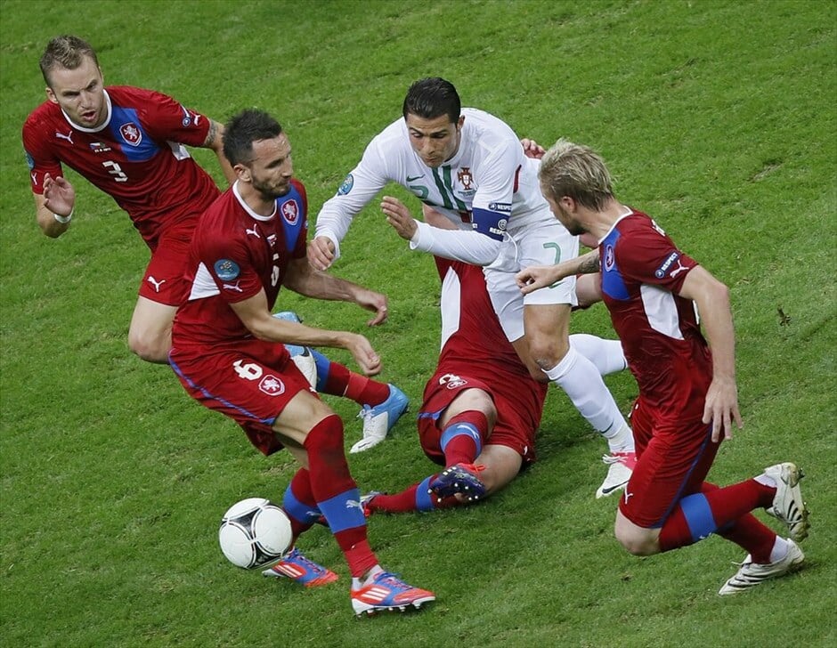 Euro 2012 - Πορτογαλία - Tσεχία (1-0) #42. Η Πορτογαλία είναι η πρώτη ομάδα που εξασφάλισε την είσοδό της στα ημιτελικά του Euro 2012. Με τον Κριστιάνο Ρονάλντο να την οδηγεί μαεστρικά, η ομάδα του Πάουλο Μπέντο νίκησε 1-0 την Τσεχία στο εθνικό στάδιο της Βαρσοβίας, στον πρώτο προημιτελικό της διοργάνωσης. Το γκολ του σούπερ σταρ των Ιβήρων στο 79ο λεπτό έστειλε την Πορτογαλία στην ημιτελική φάση, όπου θα αντιμετωπίσει το νικητή του τρίτου χρονικά προημιτελικού, ανάμεσα στη Γαλλία και την Ισπανία το Σάββατο.