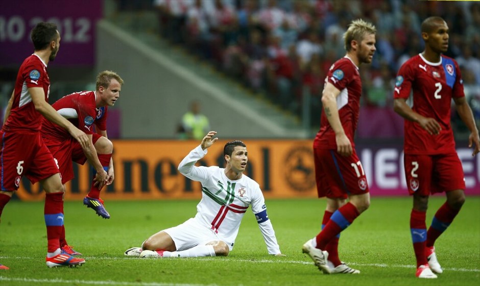Euro 2012 - Πορτογαλία - Tσεχία (1-0) #43. Η Πορτογαλία είναι η πρώτη ομάδα που εξασφάλισε την είσοδό της στα ημιτελικά του Euro 2012. Με τον Κριστιάνο Ρονάλντο να την οδηγεί μαεστρικά, η ομάδα του Πάουλο Μπέντο νίκησε 1-0 την Τσεχία στο εθνικό στάδιο της Βαρσοβίας, στον πρώτο προημιτελικό της διοργάνωσης. Το γκολ του σούπερ σταρ των Ιβήρων στο 79ο λεπτό έστειλε την Πορτογαλία στην ημιτελική φάση, όπου θα αντιμετωπίσει το νικητή του τρίτου χρονικά προημιτελικού, ανάμεσα στη Γαλλία και την Ισπανία το Σάββατο.