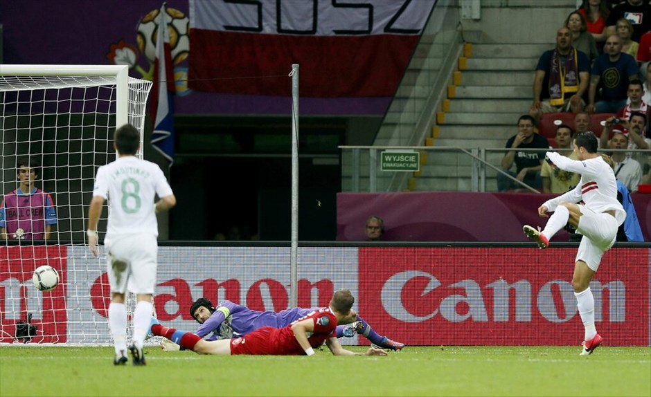 Euro 2012 - Πορτογαλία - Tσεχία (1-0) #44. Η Πορτογαλία είναι η πρώτη ομάδα που εξασφάλισε την είσοδό της στα ημιτελικά του Euro 2012. Με τον Κριστιάνο Ρονάλντο να την οδηγεί μαεστρικά, η ομάδα του Πάουλο Μπέντο νίκησε 1-0 την Τσεχία στο εθνικό στάδιο της Βαρσοβίας, στον πρώτο προημιτελικό της διοργάνωσης. Το γκολ του σούπερ σταρ των Ιβήρων στο 79ο λεπτό έστειλε την Πορτογαλία στην ημιτελική φάση, όπου θα αντιμετωπίσει το νικητή του τρίτου χρονικά προημιτελικού, ανάμεσα στη Γαλλία και την Ισπανία το Σάββατο.