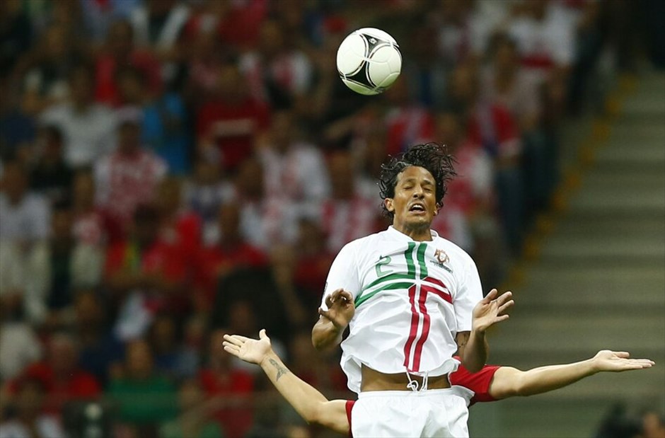 Euro 2012 - Πορτογαλία - Tσεχία (1-0) #46. Η Πορτογαλία είναι η πρώτη ομάδα που εξασφάλισε την είσοδό της στα ημιτελικά του Euro 2012. Με τον Κριστιάνο Ρονάλντο να την οδηγεί μαεστρικά, η ομάδα του Πάουλο Μπέντο νίκησε 1-0 την Τσεχία στο εθνικό στάδιο της Βαρσοβίας, στον πρώτο προημιτελικό της διοργάνωσης. Το γκολ του σούπερ σταρ των Ιβήρων στο 79ο λεπτό έστειλε την Πορτογαλία στην ημιτελική φάση, όπου θα αντιμετωπίσει το νικητή του τρίτου χρονικά προημιτελικού, ανάμεσα στη Γαλλία και την Ισπανία το Σάββατο.