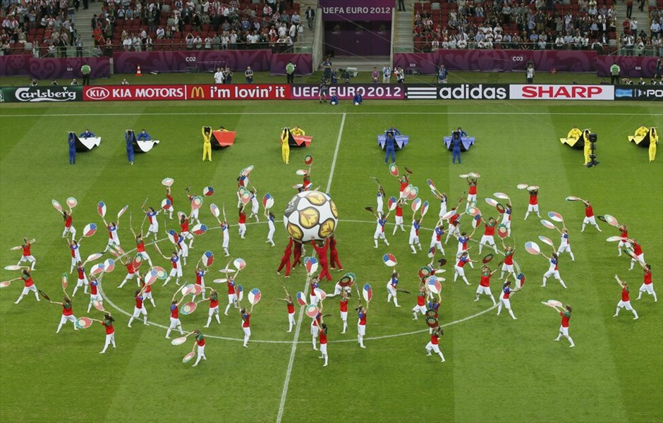 Euro 2012 - Πορτογαλία - Tσεχία (1-0) #47. Η Πορτογαλία είναι η πρώτη ομάδα που εξασφάλισε την είσοδό της στα ημιτελικά του Euro 2012. Με τον Κριστιάνο Ρονάλντο να την οδηγεί μαεστρικά, η ομάδα του Πάουλο Μπέντο νίκησε 1-0 την Τσεχία στο εθνικό στάδιο της Βαρσοβίας, στον πρώτο προημιτελικό της διοργάνωσης. Το γκολ του σούπερ σταρ των Ιβήρων στο 79ο λεπτό έστειλε την Πορτογαλία στην ημιτελική φάση, όπου θα αντιμετωπίσει το νικητή του τρίτου χρονικά προημιτελικού, ανάμεσα στη Γαλλία και την Ισπανία το Σάββατο.