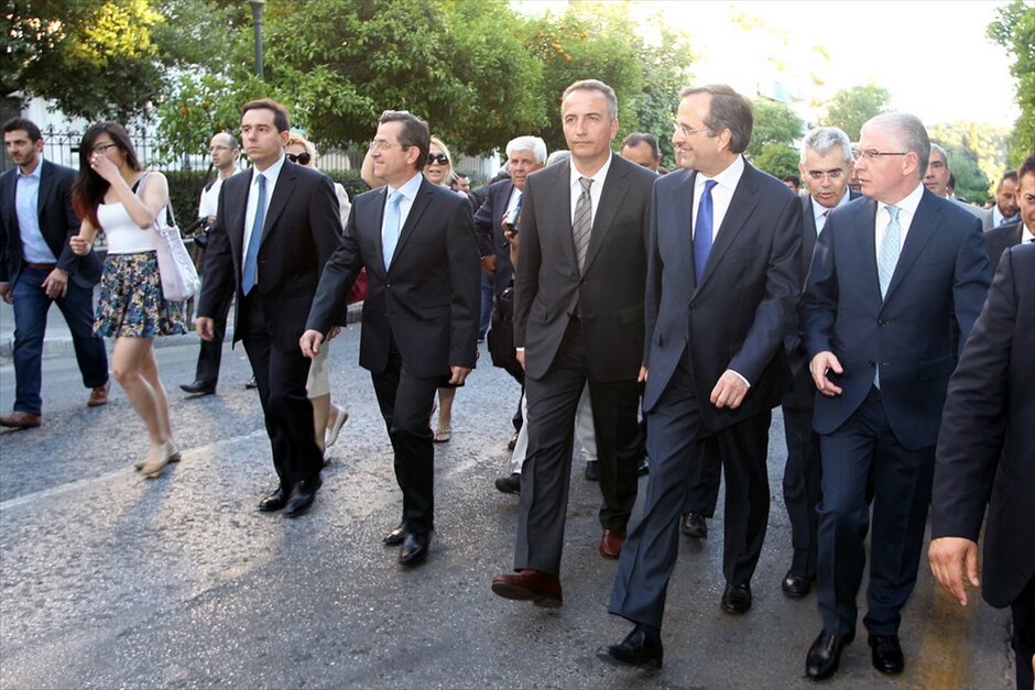 Η ορκωμοσία της νέας κυβέρνησης #1. Ο πρωθυπουργός Αντώνης Σαμαράς συνοδευόμενος από υπουργούς αποχωρεί από Προεδρικό Μέγαρο όπου έγινε η ορκωμοσία της κυβέρνησής του.
