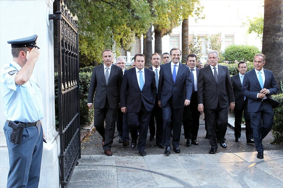 Η ορκωμοσία της νέας κυβέρνησης #2. Ο πρωθυπουργός Αντώνης Σαμαράς συνοδευόμενος από υπουργούς αποχωρεί από  Προεδρικό Μέγαρο όπου έγινε η ορκωμοσία της κυβέρνησής του.
