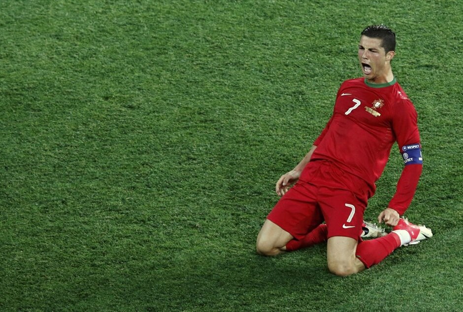 Euro 2012 - Οι δέκα καλύτεροι παίκτες της φάσης των ομίλων #1. H απόδοσή του στο τρίτο και τελευταίο παιχνίδι της Πορτογαλίας με αντίπαλο την Ολλανδία, τον ανέβασε έντεκα ολόκληρες θέσεις και τον έφερε στην κορυφή του δείκτη αξιολόγησης της UEFA στη φάση των ομίλων. Ο λόγος για τον Κριστιάνο Ρονάλντο, τον «άνθρωπο» του αγώνα στην αναμέτρηση της Πορτογαλίας με την Ολλανδία. Ο 27χρονος επιθετικός έχει την υψηλότερη βαθμολογία με 9,68.