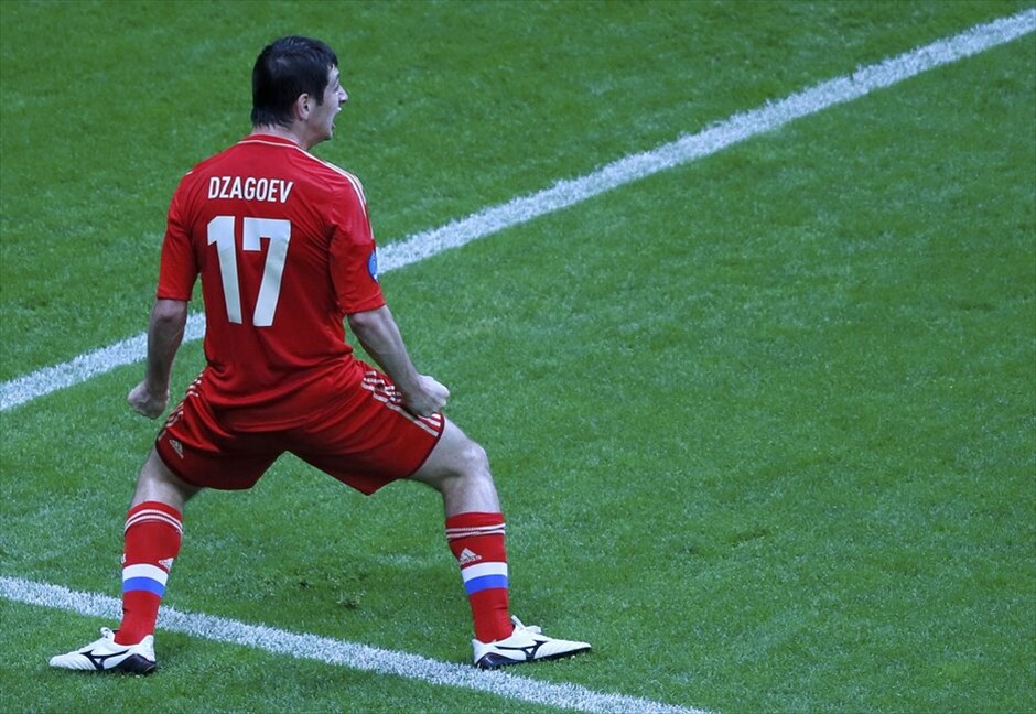 Euro 2012 - Οι δέκα καλύτεροι παίκτες της φάσης των ομίλων #3. Ο Αλαν Τζαγκόεβ άφησε τις καλύτερες εντυπώσεις σε αυτή την τελική φάση του Euro, συνεχίζοντας την αξιόλογη πορεία του από τα προκριματικά. Στους δύο πρώτους αγώνες στην Πολωνία, βρήκε δίχτυα τρεις φορές ενώ το ποσοστό του 76% πετυχημένων πασών στο παιχνίδι εναντίον της Ελλάδας, τον ανέβασε ακόμη περισσότερο στη σχετική λίστα με βαθμό 9,53.