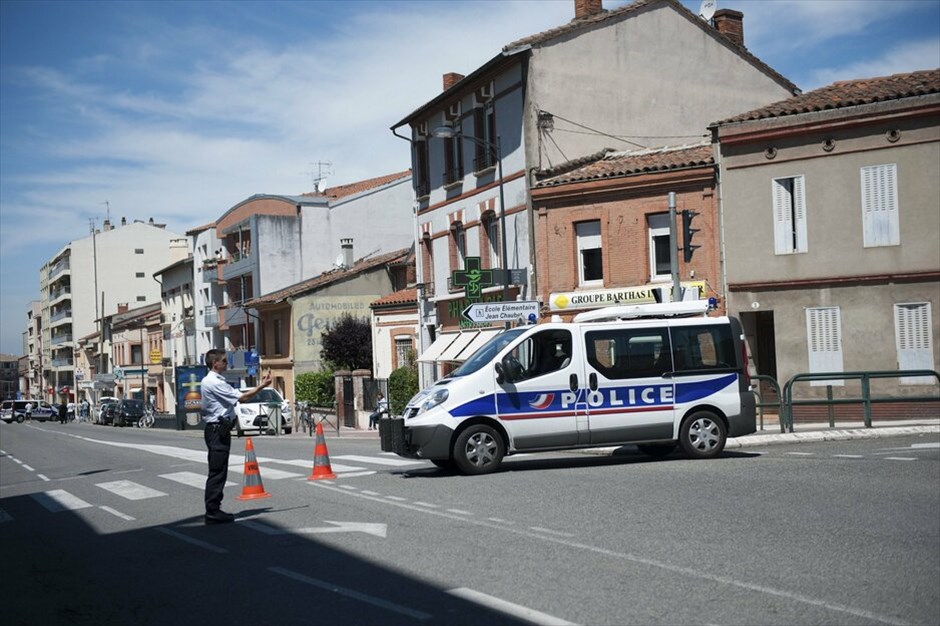 Γαλλία: Υπόθεση ομηρίας στην Τουλούζη #1. Ενας ένοπλος άνδρας εισέβαλε σήμερα το πρωί σε τράπεζα της Τουλούζης, στη νοτιοδυτική Γαλλία, κρατώντας ως ομήρους, τέσσερις ανθρώπους που βρίσκονταν εκείνη τη στιγμή στο κτήριο. Ο δράστης δηλώνει μέλος της Αλ Κάιντα και υποστηρίζει ότι ενήργησε κατ