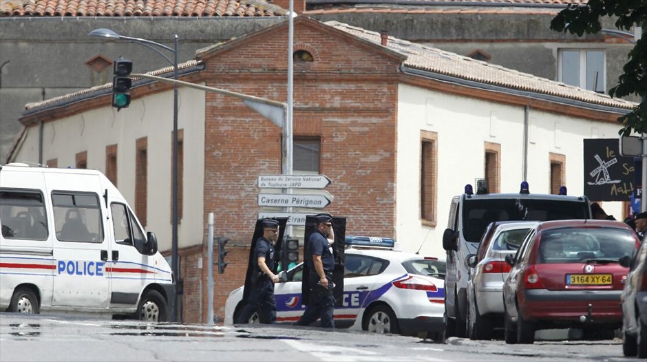 Γαλλία: Υπόθεση ομηρίας στην Τουλούζη #2. Ενας ένοπλος άνδρας εισέβαλε σήμερα το πρωί σε τράπεζα της Τουλούζης, στη νοτιοδυτική Γαλλία, κρατώντας ως ομήρους, τέσσερις ανθρώπους που βρίσκονταν εκείνη τη στιγμή στο κτήριο. Ο δράστης δηλώνει μέλος της Αλ Κάιντα και υποστηρίζει ότι ενήργησε κατ