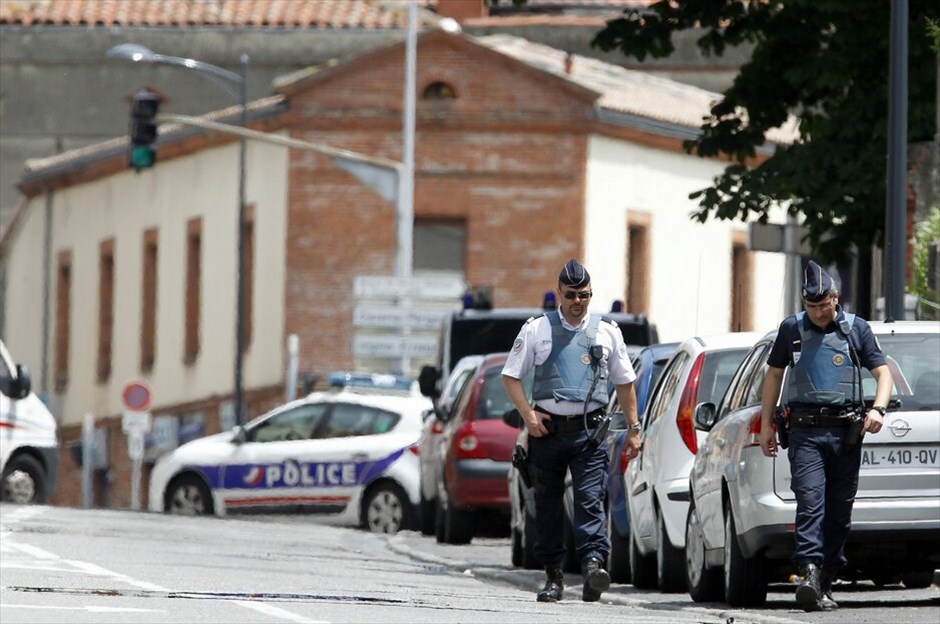 Γαλλία: Υπόθεση ομηρίας στην Τουλούζη #3. Ενας ένοπλος άνδρας εισέβαλε σήμερα το πρωί σε τράπεζα της Τουλούζης, στη νοτιοδυτική Γαλλία, κρατώντας ως ομήρους, τέσσερις ανθρώπους που βρίσκονταν εκείνη τη στιγμή στο κτήριο. Ο δράστης δηλώνει μέλος της Αλ Κάιντα και υποστηρίζει ότι ενήργησε κατ