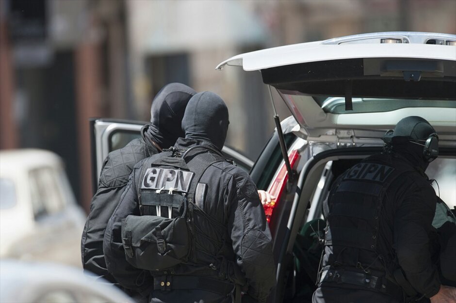 Γαλλία: Υπόθεση ομηρίας στην Τουλούζη #4. Ενας ένοπλος άνδρας εισέβαλε σήμερα το πρωί σε τράπεζα της Τουλούζης, στη νοτιοδυτική Γαλλία, κρατώντας ως ομήρους, τέσσερις ανθρώπους που βρίσκονταν εκείνη τη στιγμή στο κτήριο. Ο δράστης δηλώνει μέλος της Αλ Κάιντα και υποστηρίζει ότι ενήργησε κατ