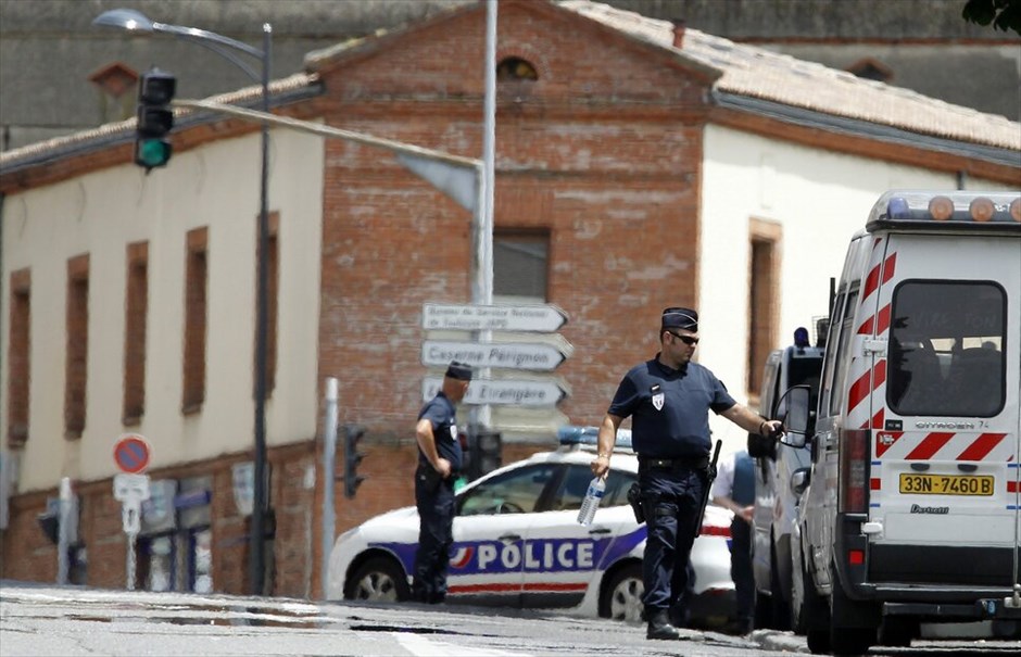 Γαλλία: Υπόθεση ομηρίας στην Τουλούζη #6. Ενας ένοπλος άνδρας εισέβαλε σήμερα το πρωί σε τράπεζα της Τουλούζης, στη νοτιοδυτική Γαλλία, κρατώντας ως ομήρους, τέσσερις ανθρώπους που βρίσκονταν εκείνη τη στιγμή στο κτήριο. Ο δράστης δηλώνει μέλος της Αλ Κάιντα και υποστηρίζει ότι ενήργησε κατ