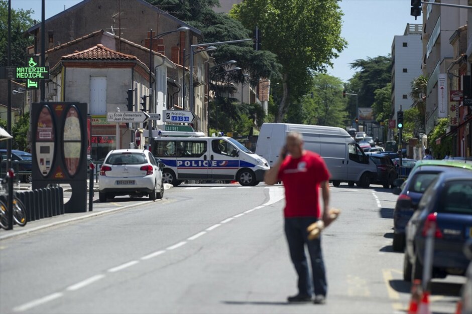 Γαλλία: Υπόθεση ομηρίας στην Τουλούζη #7. Ενας ένοπλος άνδρας εισέβαλε σήμερα το πρωί σε τράπεζα της Τουλούζης, στη νοτιοδυτική Γαλλία, κρατώντας ως ομήρους, τέσσερις ανθρώπους που βρίσκονταν εκείνη τη στιγμή στο κτήριο. Ο δράστης δηλώνει μέλος της Αλ Κάιντα και υποστηρίζει ότι ενήργησε κατ