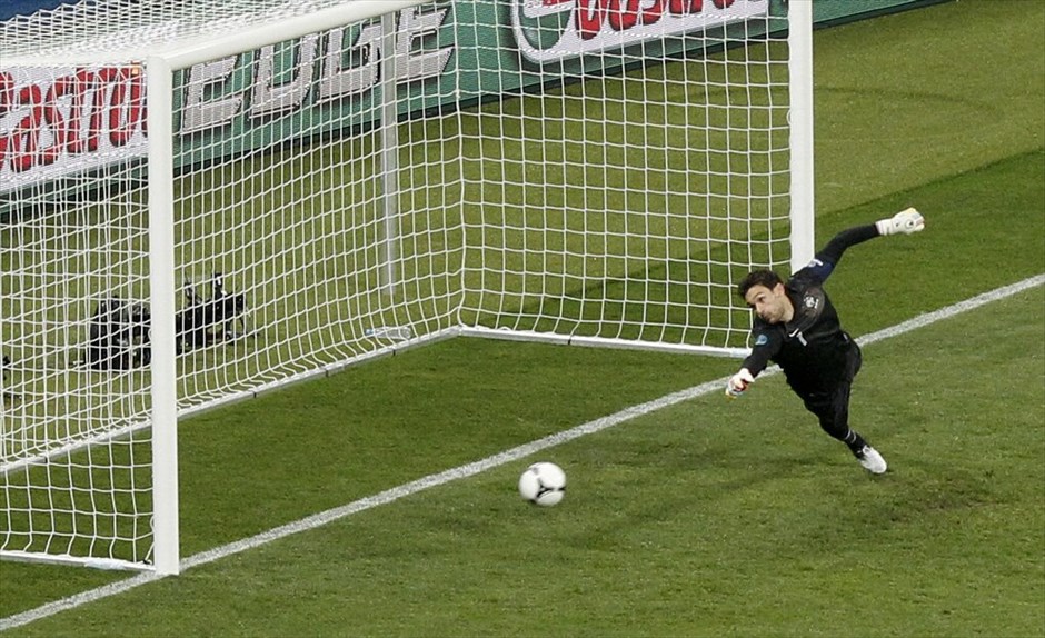 Euro 2012 - Σουηδία - Γαλλία (2-0) #13. Την πρώτη ήττα μετά από 23 αγώνες γνώρισε η Γαλλία από τη Σουηδία στο Δ΄ όμιλο του Euro (2-0), αλλά οι «τρικολόρ» πήραν το εισιτήριο για τους «8».