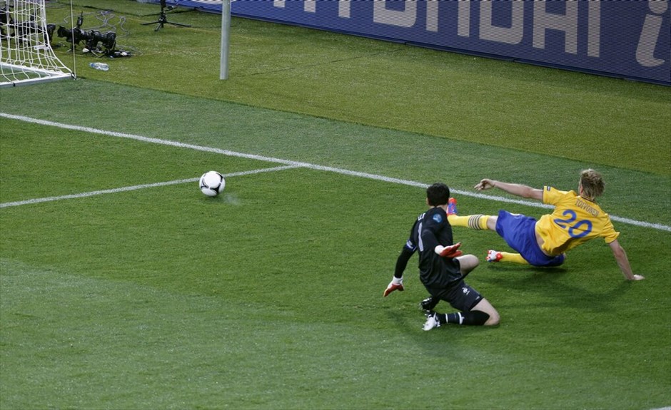 Euro 2012 - Σουηδία - Γαλλία (2-0) #29. Την πρώτη ήττα μετά από 23 αγώνες γνώρισε η Γαλλία από τη Σουηδία στο Δ΄ όμιλο του Euro (2-0), αλλά οι «τρικολόρ» πήραν το εισιτήριο για τους «8».