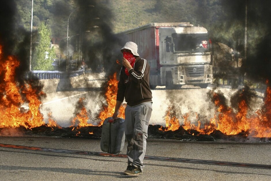 Ισπανία: Συνεχίζονται οι συγκρούσεις μεταλλωρύχων - αστυνομικών #3. Ταραχές ξέσπασαν στην κοινότητα Θινέρα, στη βόρεια Ισπανία, μεταξύ περίπου 200 μεταλλωρύχων και αστυνομικών, οι οποίοι επιχείρησαν ανεπιτυχώς να διαλύσουν τα οδοφράγματα που είχαν στήσει οι απεργοί σε μια εθνική οδό, χρησιμοποιώντας πλαστικές σφαίρες και δακρυγόνα. Τα επεισόδια έχουν πολλαπλασιαστεί τις τελευταίες ημέρες, ενώ οι κινητοποιήσεις των μεταλλωρύχων έχουν ενταθεί. Οι μεταλλωρύχοι έχουν κατέβει σε απεργία επ