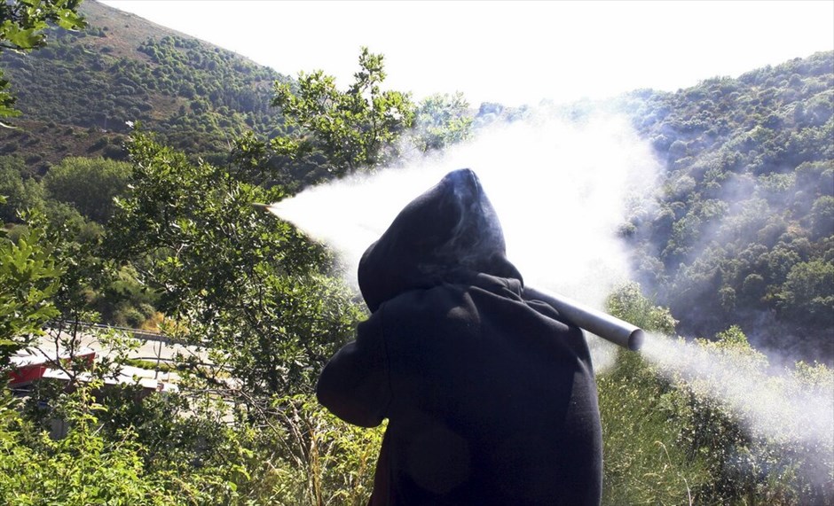 Ισπανία: Συνεχίζονται οι συγκρούσεις μεταλλωρύχων - αστυνομικών #4. Ταραχές ξέσπασαν στην κοινότητα Θινέρα, στη βόρεια Ισπανία, μεταξύ περίπου 200 μεταλλωρύχων και αστυνομικών, οι οποίοι επιχείρησαν ανεπιτυχώς να διαλύσουν τα οδοφράγματα που είχαν στήσει οι απεργοί σε μια εθνική οδό, χρησιμοποιώντας πλαστικές σφαίρες και δακρυγόνα. Τα επεισόδια έχουν πολλαπλασιαστεί τις τελευταίες ημέρες, ενώ οι κινητοποιήσεις των μεταλλωρύχων έχουν ενταθεί. Οι μεταλλωρύχοι έχουν κατέβει σε απεργία επ