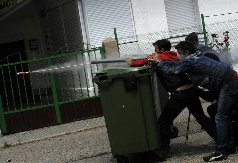 Ισπανία: Συνεχίζονται οι συγκρούσεις μεταλλωρύχων - αστυνομικών #8. Ταραχές ξέσπασαν στην κοινότητα Θινέρα, στη βόρεια Ισπανία, μεταξύ περίπου 200 μεταλλωρύχων και αστυνομικών, οι οποίοι επιχείρησαν ανεπιτυχώς να διαλύσουν τα οδοφράγματα που είχαν στήσει οι απεργοί σε μια εθνική οδό, χρησιμοποιώντας πλαστικές σφαίρες και δακρυγόνα. Τα επεισόδια έχουν πολλαπλασιαστεί τις τελευταίες ημέρες, ενώ οι κινητοποιήσεις των μεταλλωρύχων έχουν ενταθεί. Οι μεταλλωρύχοι έχουν κατέβει σε απεργία επ