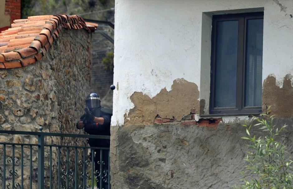 Ισπανία: Συνεχίζονται οι συγκρούσεις μεταλλωρύχων - αστυνομικών #15. Ταραχές ξέσπασαν στην κοινότητα Θινέρα, στη βόρεια Ισπανία, μεταξύ περίπου 200 μεταλλωρύχων και αστυνομικών, οι οποίοι επιχείρησαν ανεπιτυχώς να διαλύσουν τα οδοφράγματα που είχαν στήσει οι απεργοί σε μια εθνική οδό, χρησιμοποιώντας πλαστικές σφαίρες και δακρυγόνα. Τα επεισόδια έχουν πολλαπλασιαστεί τις τελευταίες ημέρες, ενώ οι κινητοποιήσεις των μεταλλωρύχων έχουν ενταθεί. Οι μεταλλωρύχοι έχουν κατέβει σε απεργία επ