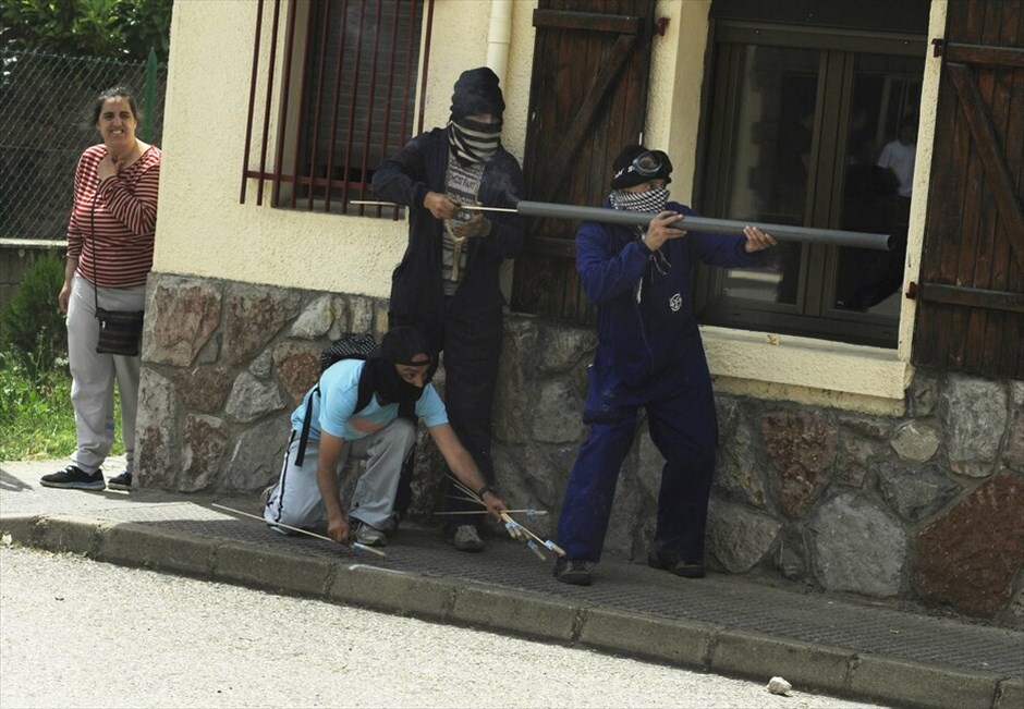 Ισπανία: Συνεχίζονται οι συγκρούσεις μεταλλωρύχων - αστυνομικών #16. Ταραχές ξέσπασαν στην κοινότητα Θινέρα, στη βόρεια Ισπανία, μεταξύ περίπου 200 μεταλλωρύχων και αστυνομικών, οι οποίοι επιχείρησαν ανεπιτυχώς να διαλύσουν τα οδοφράγματα που είχαν στήσει οι απεργοί σε μια εθνική οδό, χρησιμοποιώντας πλαστικές σφαίρες και δακρυγόνα. Τα επεισόδια έχουν πολλαπλασιαστεί τις τελευταίες ημέρες, ενώ οι κινητοποιήσεις των μεταλλωρύχων έχουν ενταθεί. Οι μεταλλωρύχοι έχουν κατέβει σε απεργία επ