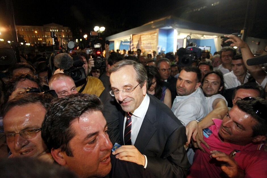 Εκλογές 2012: Τα αποτελέσματα #4. Ψηφοφόροι της Νέας Δημοκρατίας επευφημούν τον πρόεδρο του κόμματος κ. Αντώνη Σαμαρά και πανηγυρίζουν τη νίκη στις Βουλευτικές εκλογές της 6ης Μαΐου.
