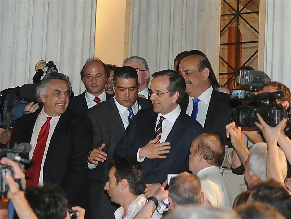 Εκλογές 2012: Τα αποτελέσματα #6. Ψηφοφόροι της Νέας Δημοκρατίας επευφημούν τον πρόεδρο του κόμματος κ. Αντώνη Σαμαρά και πανηγυρίζουν τη νίκη στις Βουλευτικές εκλογές της 6ης Μαΐου.