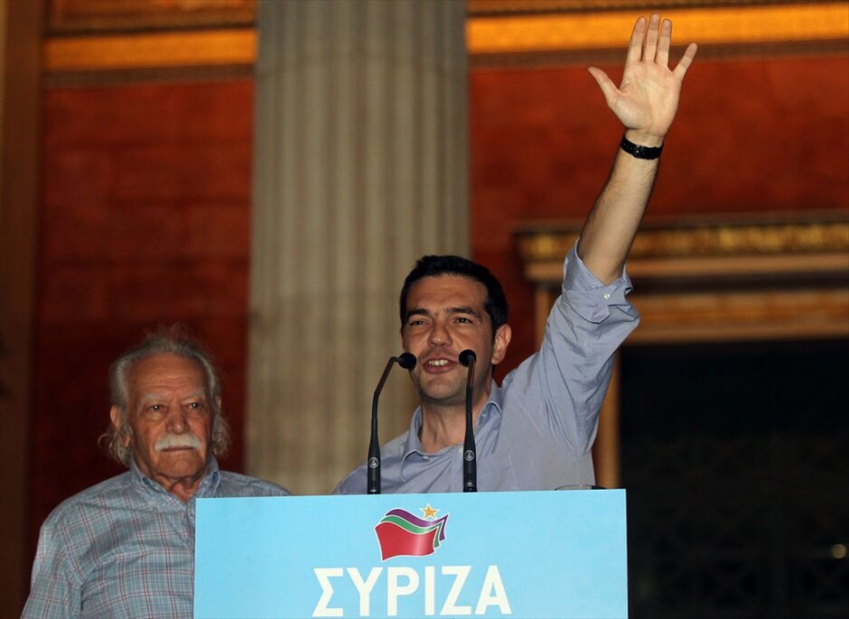 Εκλογές 2012: Τα αποτελέσματα #7. Απέρριψε και επισήμως ο Αλέξης Τσίπρας το ενδεχόμενο συμμετοχής του ΣΥΡΙΖΑ σε κυβέρνηση συνεργασίας με πυρήνα τη ΝΔ. «Θα είμαστε παρόντες στις εξελίξεις από τη θέση της αξιωματικής αντιπολίτευσης» σημείωσε, τονίζοντας πως «όλοι πρέπει να γνωρίζουν ότι τα μέτρα της λιτότητας και της εκποίησης δημοσιας περιουσίας δεν θα μπορούσουν να προχωρησουν γιατί στερούνται λαϊκής νομιμοποίησης».