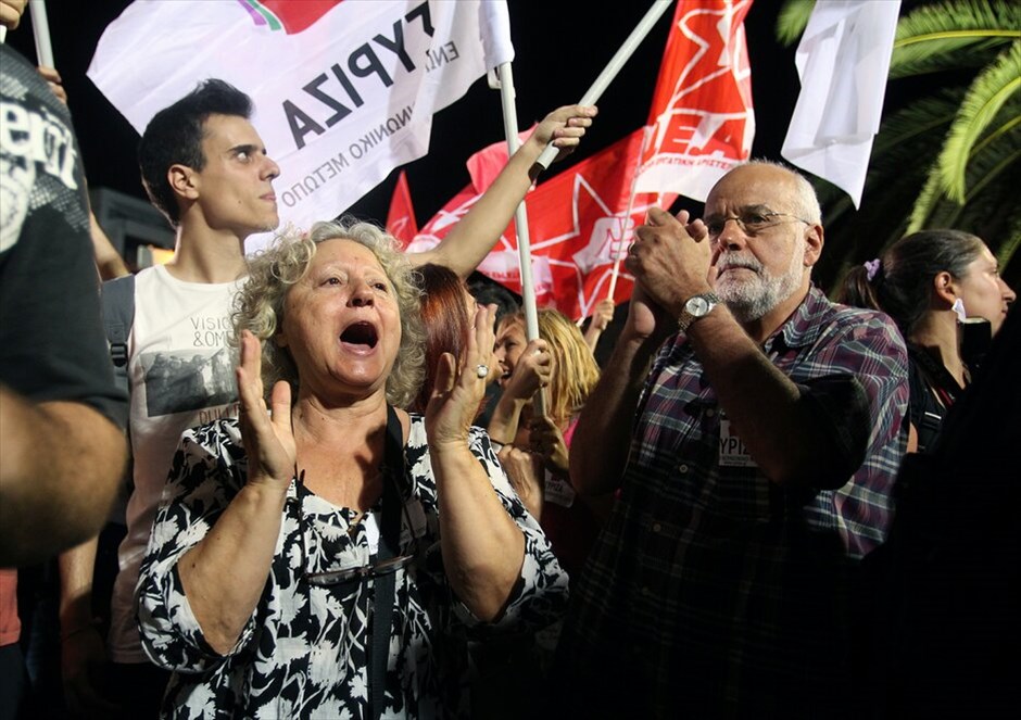 Εκλογές 2012: Τα αποτελέσματα #11. Ψηφορόροι του ΣΥΡΙΖΑ στο εκλογικό κέντρο του κόμματος στα Προπύλαια.