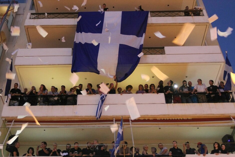 Εκλογές 2012: Τα αποτελέσματα #14. Μέλη της Χρυσής Αυγής έχουν συγκεντρωθεί στα κεντρικά γραφεία του κόμματος και πανηγυρίζουν μετά την ανακοίνωση των αποτελεσμάτων για τις επαναληπτικές εκλογές της 6η Μαΐου.