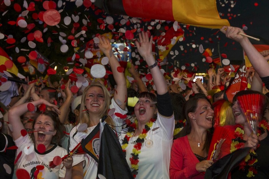 Euro 2012 - Δανία - Γερμανία (1-2)  #1. Την πρόκρισή της στα προημιτελικά του Euro 2012 πανηγύρισε η Γερμανία, που επικράτησε 2-1 της Δανία στο Λβιβ. Όπως ήταν αναμενόμενο, η ομάδα του Γιόακιμ Λεβ, θα είναι η αντίπαλος της Ελλάδας στο δεύτερο χρονικά προημιτελικό της διοργάνωσης, την ερχόμενη Παρασκευή στο Γκντασκ.