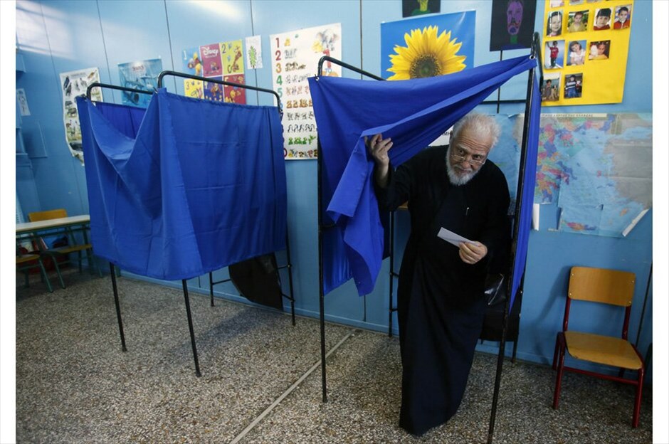Βουλευτικές εκλογές στην Ελλάδα #2. Η 17η Ιουνίου σηματοδοτεί μία από τις πλέον κομβικές εκλογικές μάχες για την Ελλάδα και ίσως για ολόκληρη την Ευρώπη εδώ και δεκαετίες. Το αποτέλεσμα των βουλευτικών εκλογών θα σηματοδοτήσει το αν η Ελλάδα θα παραμείνει στο κοινό ευρωπαϊκό νόμισμα.Χωρίς ιδιαίτερα προβλήματα εξελίχθηκε η εκλογική διαδικασία, η οποία άρχισε στις 7 το πρωί και ολοκληρώθηκε στις 7 το απόγευμα. Σε αυτές τις εκλογές δεν υπήρχε σταυρός προτίμησης για τους υποψηφίους βουλευτές, καθώς εκλέγονται με λίστα.Σύμφωνα με τη Singular Logic στις 9.30 το βράδυ της Κυριακής θα υπάρξει η πρώτη ασφαλής εκτίμηση για τα αποτελέσματα της κάλπης.