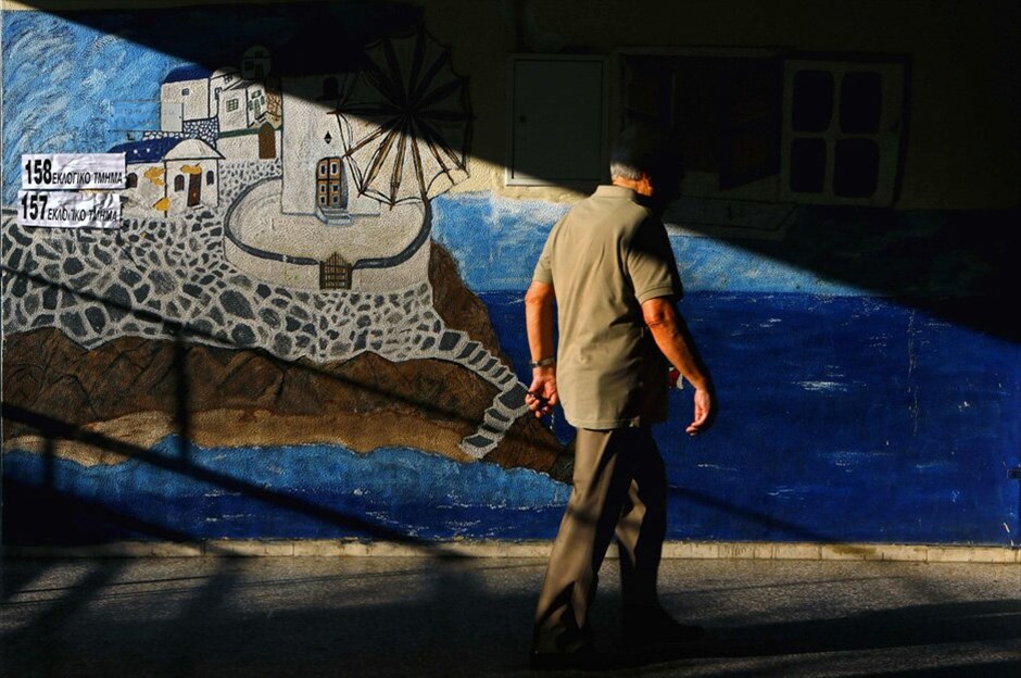 Βουλευτικές εκλογές στην Ελλάδα #3. Η 17η Ιουνίου σηματοδοτεί μία από τις πλέον κομβικές εκλογικές μάχες για την Ελλάδα και ίσως για ολόκληρη την Ευρώπη εδώ και δεκαετίες. Το αποτέλεσμα των βουλευτικών εκλογών θα σηματοδοτήσει το αν η Ελλάδα θα παραμείνει στο κοινό ευρωπαϊκό νόμισμα.Χωρίς ιδιαίτερα προβλήματα εξελίχθηκε η εκλογική διαδικασία, η οποία άρχισε στις 7 το πρωί και ολοκληρώθηκε στις 7 το απόγευμα. Σε αυτές τις εκλογές δεν υπήρχε σταυρός προτίμησης για τους υποψηφίους βουλευτές, καθώς εκλέγονται με λίστα.Σύμφωνα με τη Singular Logic στις 9.30 το βράδυ της Κυριακής θα υπάρξει η πρώτη ασφαλής εκτίμηση για τα αποτελέσματα της κάλπης.