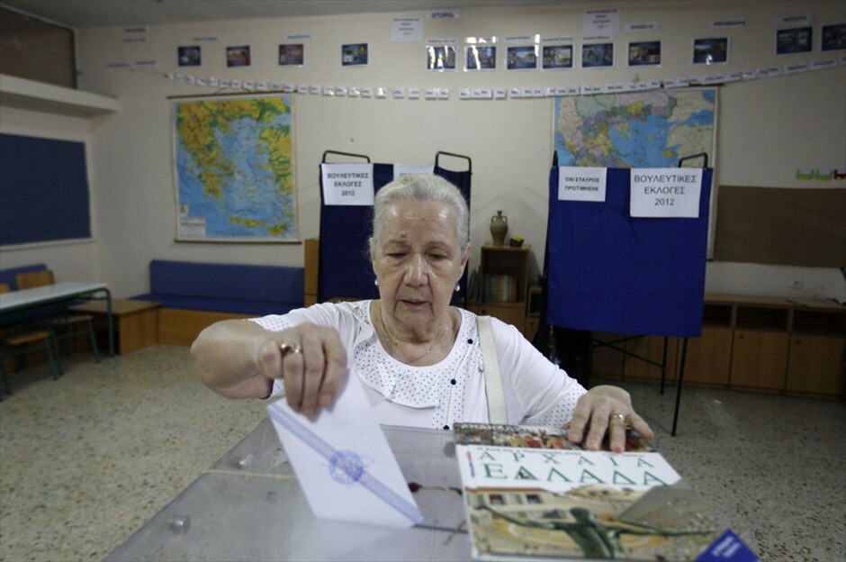 Βουλευτικές εκλογές στην Ελλάδα #5. Η 17η Ιουνίου σηματοδοτεί μία από τις πλέον κομβικές εκλογικές μάχες για την Ελλάδα και ίσως για ολόκληρη την Ευρώπη εδώ και δεκαετίες. Το αποτέλεσμα των βουλευτικών εκλογών θα σηματοδοτήσει το αν η Ελλάδα θα παραμείνει στο κοινό ευρωπαϊκό νόμισμα.Χωρίς ιδιαίτερα προβλήματα εξελίχθηκε η εκλογική διαδικασία, η οποία άρχισε στις 7 το πρωί και ολοκληρώθηκε στις 7 το απόγευμα. Σε αυτές τις εκλογές δεν υπήρχε σταυρός προτίμησης για τους υποψηφίους βουλευτές, καθώς εκλέγονται με λίστα.Σύμφωνα με τη Singular Logic στις 9.30 το βράδυ της Κυριακής θα υπάρξει η πρώτη ασφαλής εκτίμηση για τα αποτελέσματα της κάλπης.